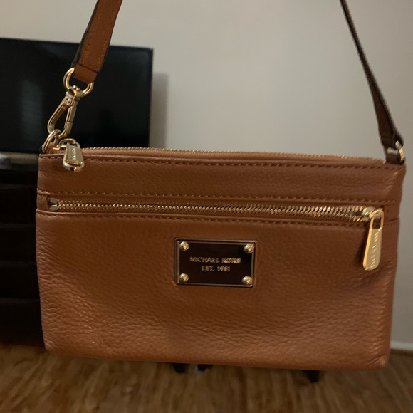 Handbags - Michael Kors clutch